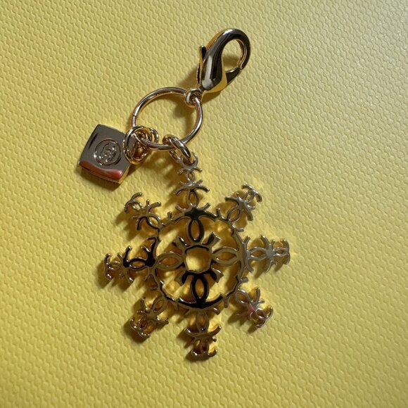 New CHANEL Holiday 2024 Snowflake Gold Charm with logo New - Picture 1 of 2